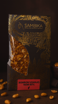 Bonbon Voanjo Sambika avec nappage chocolat 80% avec éclats de cacahuètes