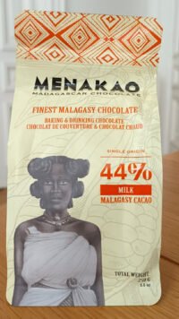 Pistoles de chocolat au lait 44% sur table en bois massif