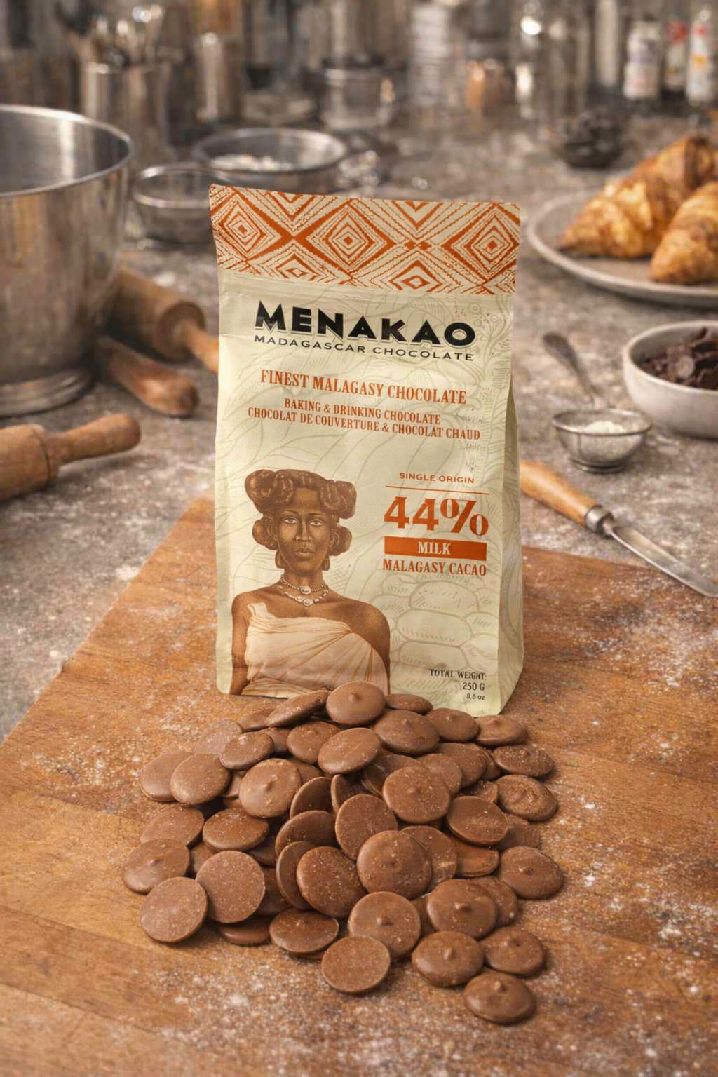 Pistoles de chocolat au lait 44% sur plan de travail dans la cuisine