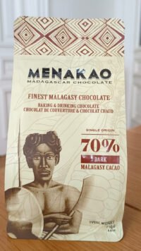 Pistoles de chocolat noir 70% sur table en bois massif