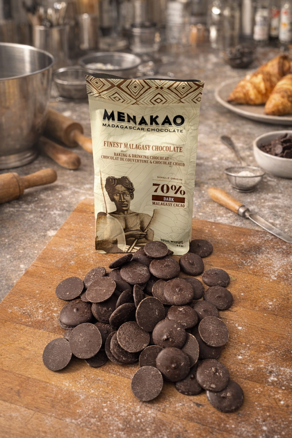 Pistoles de chocolat noir 70% sur plan de travail dans la cuisine