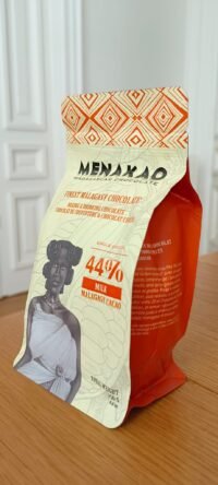 Pistoles de chocolat au lait 44% Pistoles de chocolat au lait 44% sur table en bois massif de profil