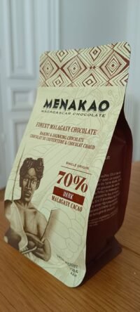 Pistoles de chocolat noir 70% de profil Pistoles de chocolat noir 70% sur table e, bois massif