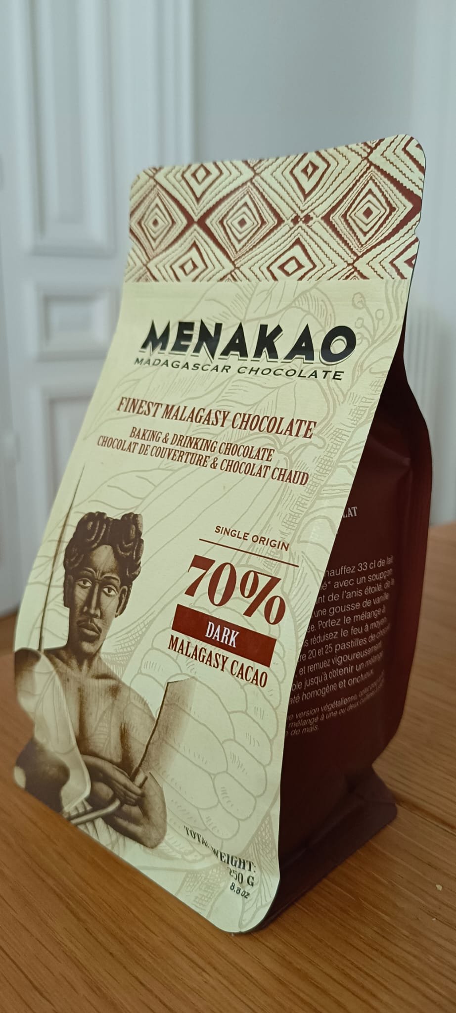 Pistoles de chocolat noir 70% sur table e, bois massif